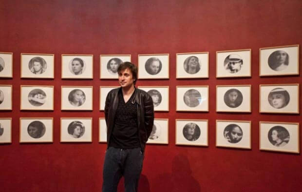 Francesco Vezzoli, l'artista davanti ad una sua opera