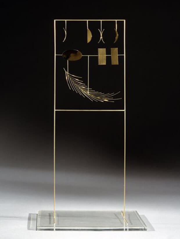 Fausto Melotti. La Piuma, 1973, oro su plexiglass di base 47x24x18 cm. 