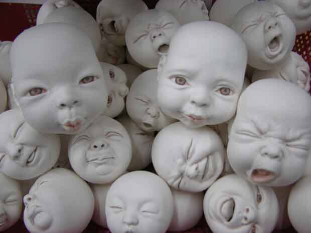 Sculture di neonati in ceramica