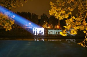 William Kentridge proietta le immagini sul muraglione, durante i lavori preparatori