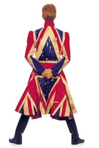 David Bowie - copertina di Earthling, 1997 - cappotto Union jack disegnato da Alexander McQueen e David Bowie