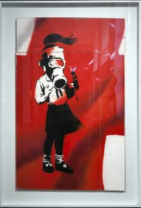 Banksy. Ragazza con maschera di gas. Dalla mostra "Vista: Al di là di melanconia". Cortesia: Sammlung Reinking / Museum für Völkerkunde Amburgo | Foto: MRpro