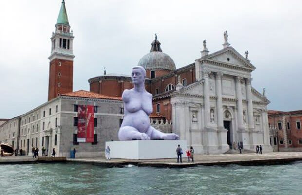 Breath - una scuptura gonfiabile dell'artista inglese Mark Quinn, installata al di fuori della Chiesa di San Giorgio Maggiore