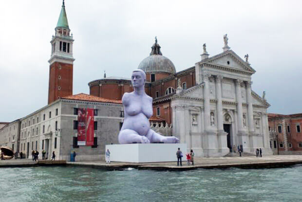 Breath - una scuptura gonfiabile dell'artista inglese Mark Quinn, installata al di fuori della Chiesa di San Giorgio Maggiore