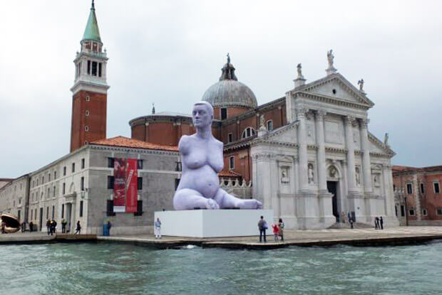 Breath - una scuptura gonfiabile dell'artista inglese Mark Quinn, installata al di fuori della Chiesa di San Giorgio Maggiore Breath - una scuptura gonfiabile dell'artista inglese Mark Quinn, installata al di fuori della Chiesa di San Giorgio Maggiore