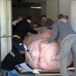 Fase di trasporto di "A girl", scultura di bimba neonata