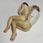 Scultura di Ron Mueck raffigurante una coppia di giovani