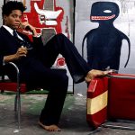 Jean Michel Basquiat. 1Foto 1985. L'artista è mostrato circondato dal suo lavoro. Brooklyn Museum