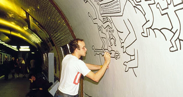 Keith Haring disegna nella metro di Parigi