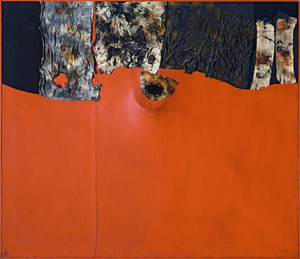 Alberto Burri. Rosso gobbo, 1955. Acrilico, tessuto, Vinavil e combustione su tessuto nero; Vinavil sul verso, cm.86 x 100. Per gentile concessione Galleria Tega, Milan. Photo: Paolo Vandrasch e Romina Bettega