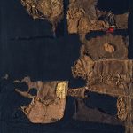 Alberto Burri. Sacco e oro, 1953. Iuta, filo, acrilico, foglia d'oro e plastica in tessuto nero, cm. 102.9 x 89.4. Collezione privata, courtesy Galleria dello Scudo, Verona © Fondazione Palazzo Albizzini, Collezione Burri, Città di Castello, Italy