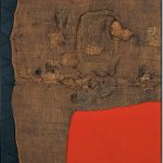 Alberto Burri. Sacco e rosso, ca. 1959. Iuta, filo, acrilico, e PVA in tessuto nero, cm. 150 x 130. Collezione privata