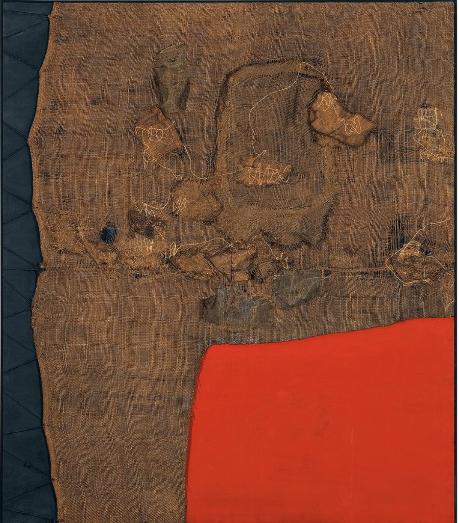 Alberto Burri. Sacco e rosso, ca. 1959. Iuta, filo, acrilico, e PVA in tessuto nero, cm. 150 x 130. Collezione privata