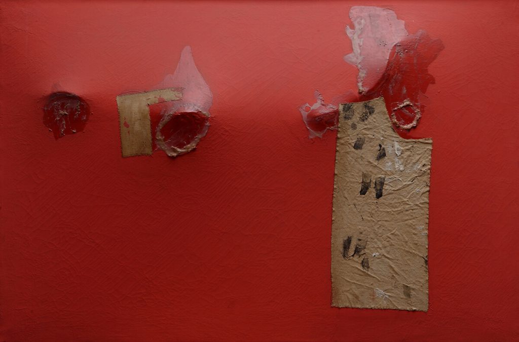 Alberto Burri. Rosso gobbo, 1953. Acrilico, tessuto e resina su tela; barra di metallo al verso, cm. 56.5 x 85 . Collezione privata, Roma. © Fondazione Palazzo Albizzini Collezione Burri, Città di Castello, Italy