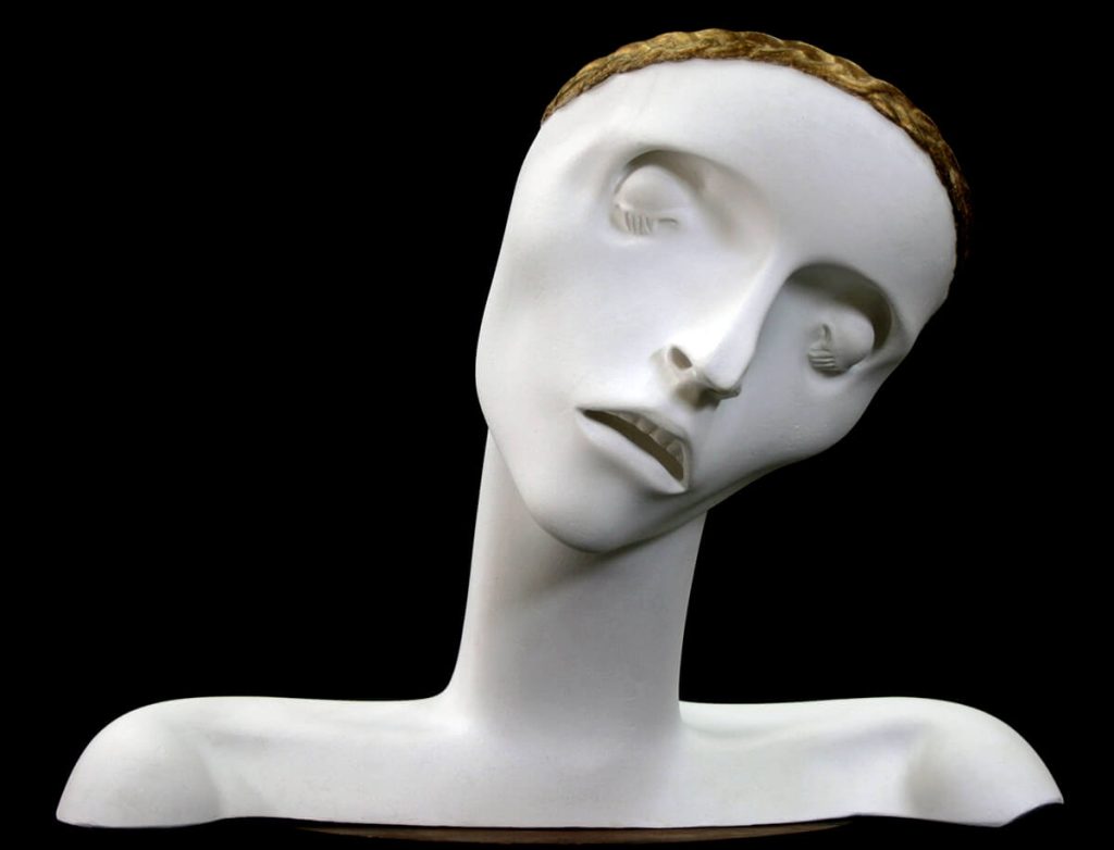 Adolfo Wildt. Un rosario, 1915. Gesso con doratura nella treccia, cm. 39,3 x 57 x 40. Milano, Collezione privata. Foto Courtesy Galleria Daniela Balzaretti