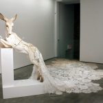 Beth Cavener. Daina Bianca, 2012. Gres, vernice, 7 frecce impennate a mano, pizzi d'epoca, centrini decorati a mano, perline, perle, ricami, altare in legno cm. H 172,7 x L 45,7 x P 127. Strascico di nozze, cm 762