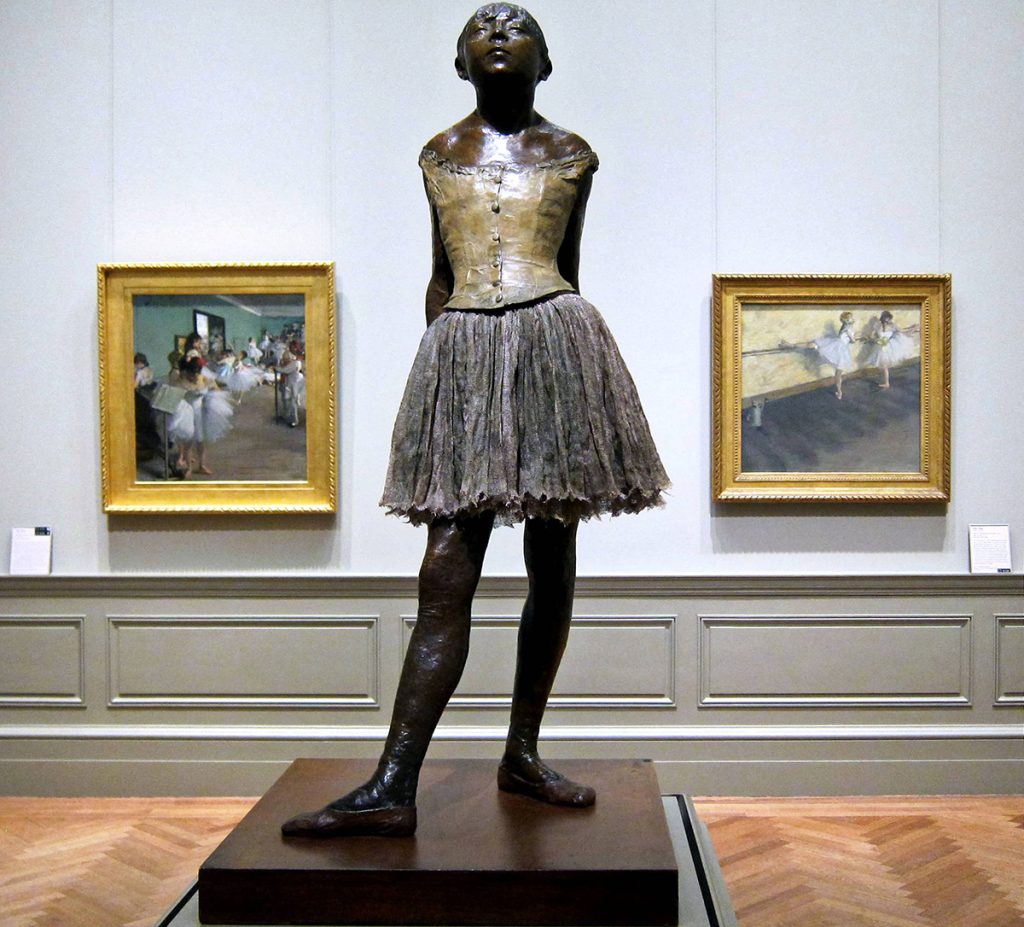 Edgar Degas. La Piccola ballerina di quattordici anni, 1881. Bronzo fusione 1922 con patina dipinta, gonna di tulle, nastro di raso, cm 103,8 x 48,8. Musée d'Orsay, Parigi