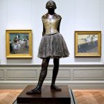 Edgar Degas. La Piccola ballerina di quattordici anni, 1881. Bronzo fusione 1922 con patina dipinta, gonna di tulle, nastro di raso, cm 103,8 x 48,8. Musée d'Orsay, Parigi