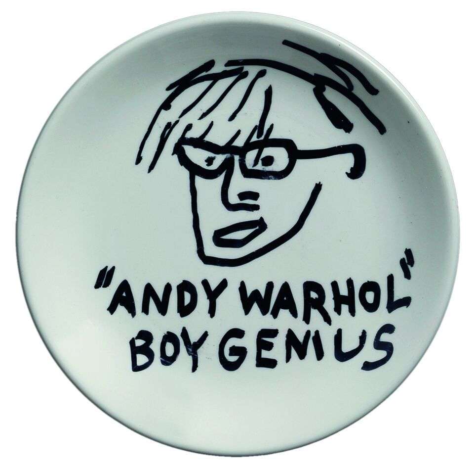 Jean-Michel Basquiat. “Andy Warhol” Boy Genius, 1983-84. Evidenziatore su piatto in ceramica, Ø cm 18. Mugrabi Collection
