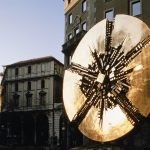 Arnaldo Pomodoro. Grande disco, 1972. Bronzo, ø cm 450. Milano, piazza Meda (foto Francesco Radino)