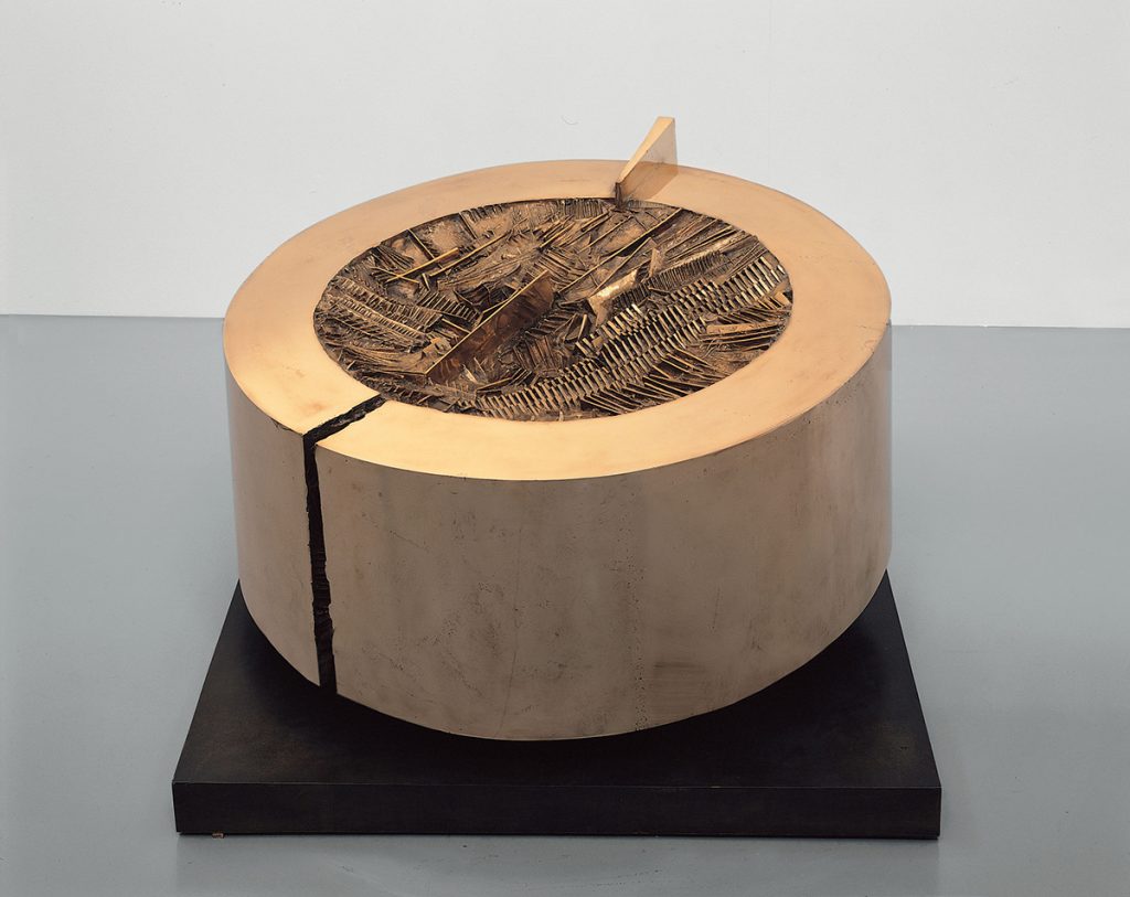 Arnaldo Pomodoro. La ruota, 1961. Bronzo, 55 x ø 115 cm (foto Aurelio Barbareschi)