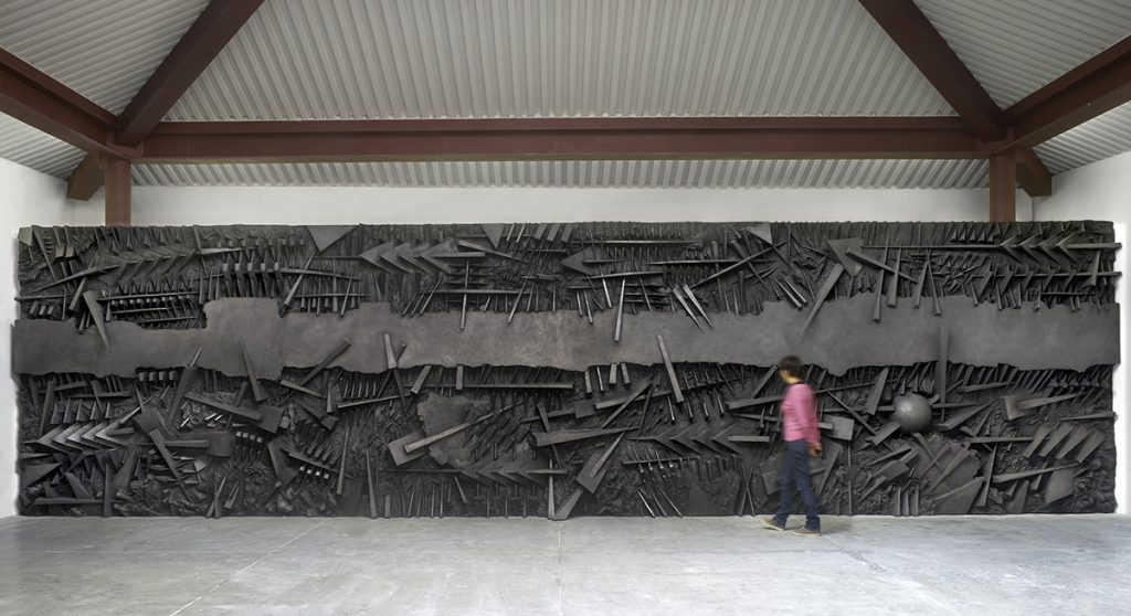 Arnaldo Pomodoro. Le battaglie, 1995. Fiberglass con polvere di grafite, cm 320 x 1200 x 65 (foto Dario Tettamanzi)