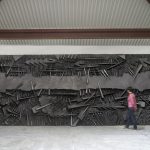 Arnaldo Pomodoro. Le battaglie, 1995. Fiberglass con polvere di grafite, cm 320 x 1200 x 65 (foto Dario Tettamanzi)