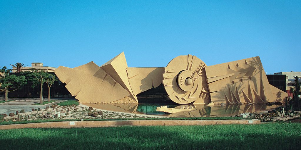 Arnaldo Pomodoro. Moto terreno solare, 1989-1994. Cemento, h da 3 a 9 m x 90 m. Marsala, Simposio di Minoa (foto Ermanno Casasco)