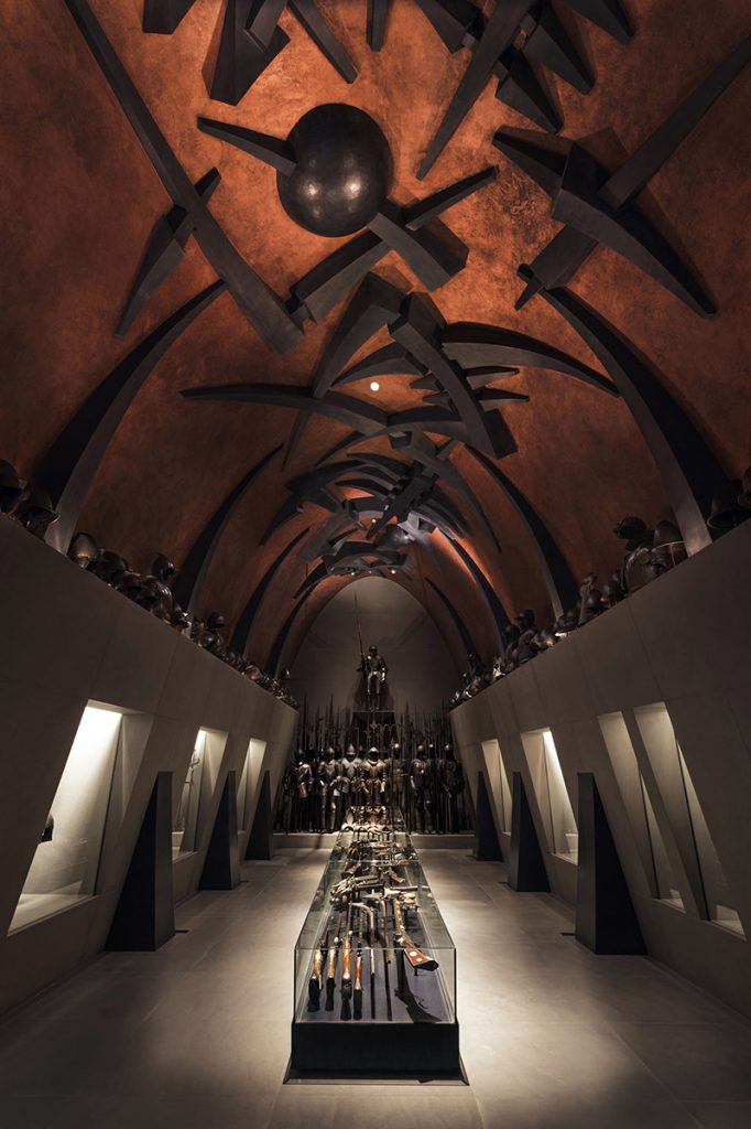 Arnaldo Pomodoro. Museo Poldi Pezzoli, Milano, Sala delle Armi ® Walter Carrera-Futuro Luce