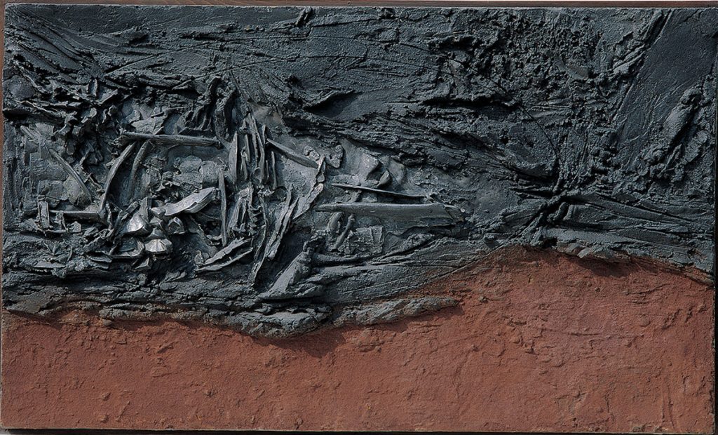 Arnaldo Pomodoro. Orizzonte, 1957, II. Piombo, cemento e stagno, cm 68 x 113 x 7 (foto Giorgio Boschetti)