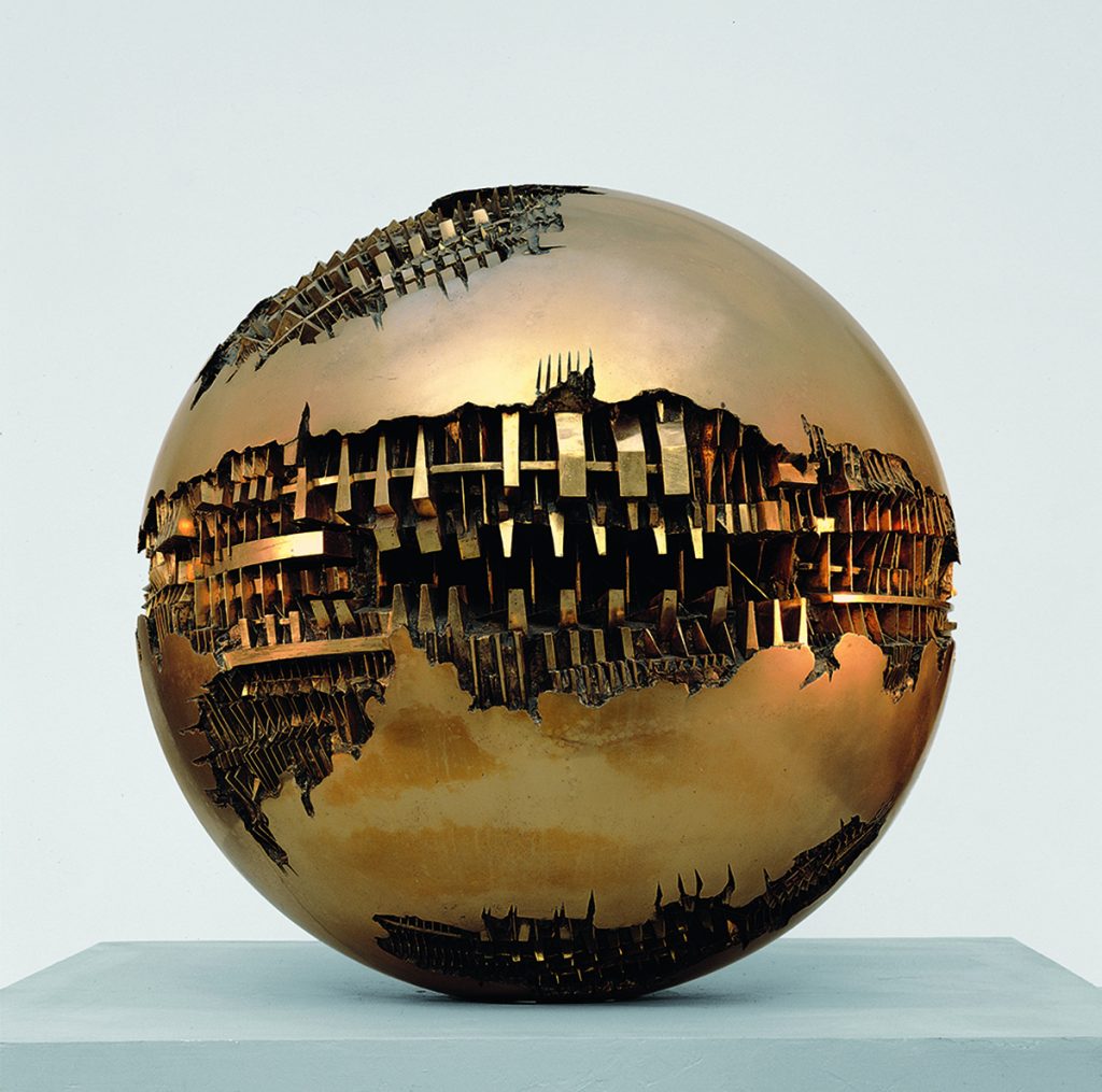 Arnaldo Pomodoro. Sfera n. 1, 1963. Bronzo, ø 120 cm (foto Aurelio Barbareschi)