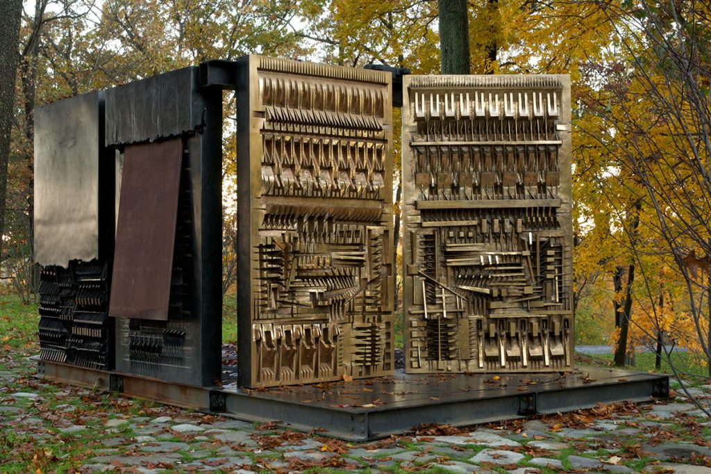 Arnaldo Pomodoro. The Pietrarubbia Group, 1975-1976. Bronzo, ferro, fiberglass e marmo, cm 280 x 530 x 360. Mountainville (NY), Storm King Art Center (foto Jerry L. Thompson)